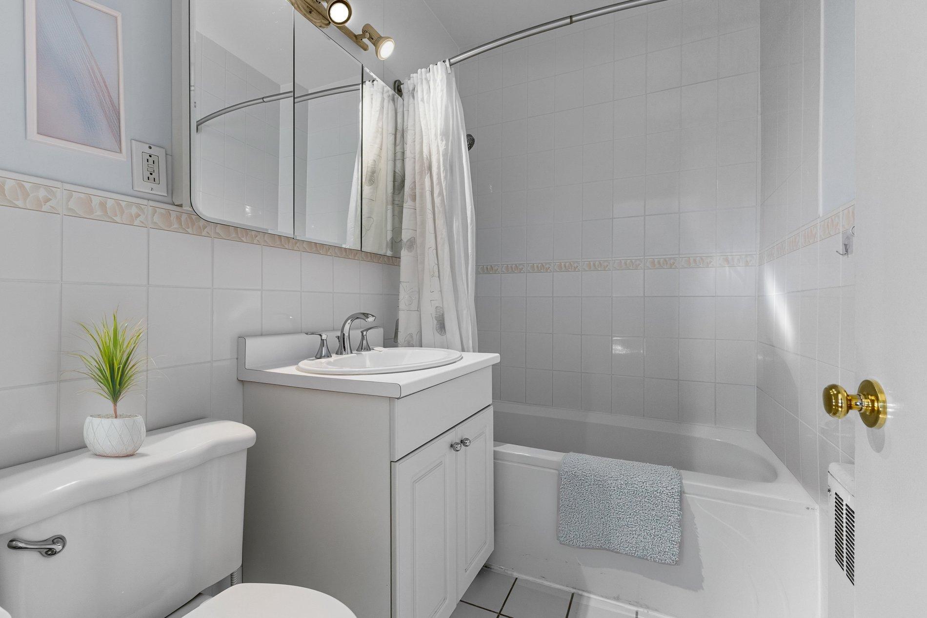 









4900


Boul. Cavendish

,
Montréal (Côte-des-Neiges/Notre-Dame-de-Grâce),




QC
H4V2R3

