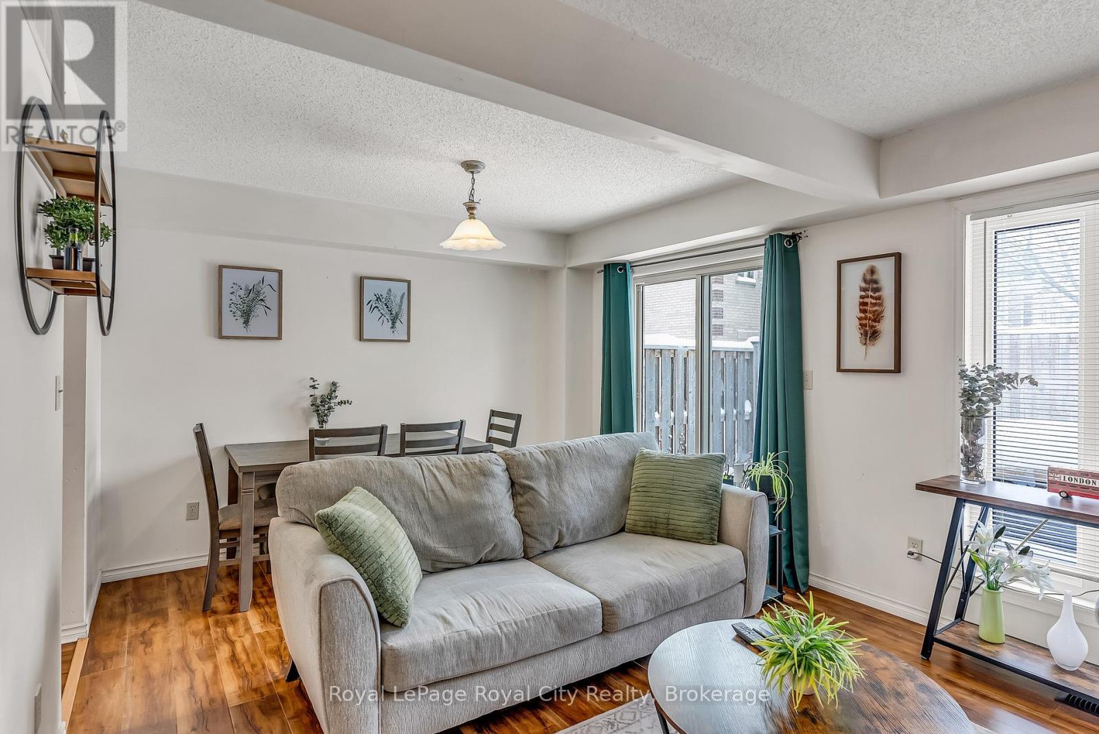 












44 - 302 COLLEGE AVENUE W

,
Guelph (Dovercliffe Park/Old University),




Ontario
N1G4T6

