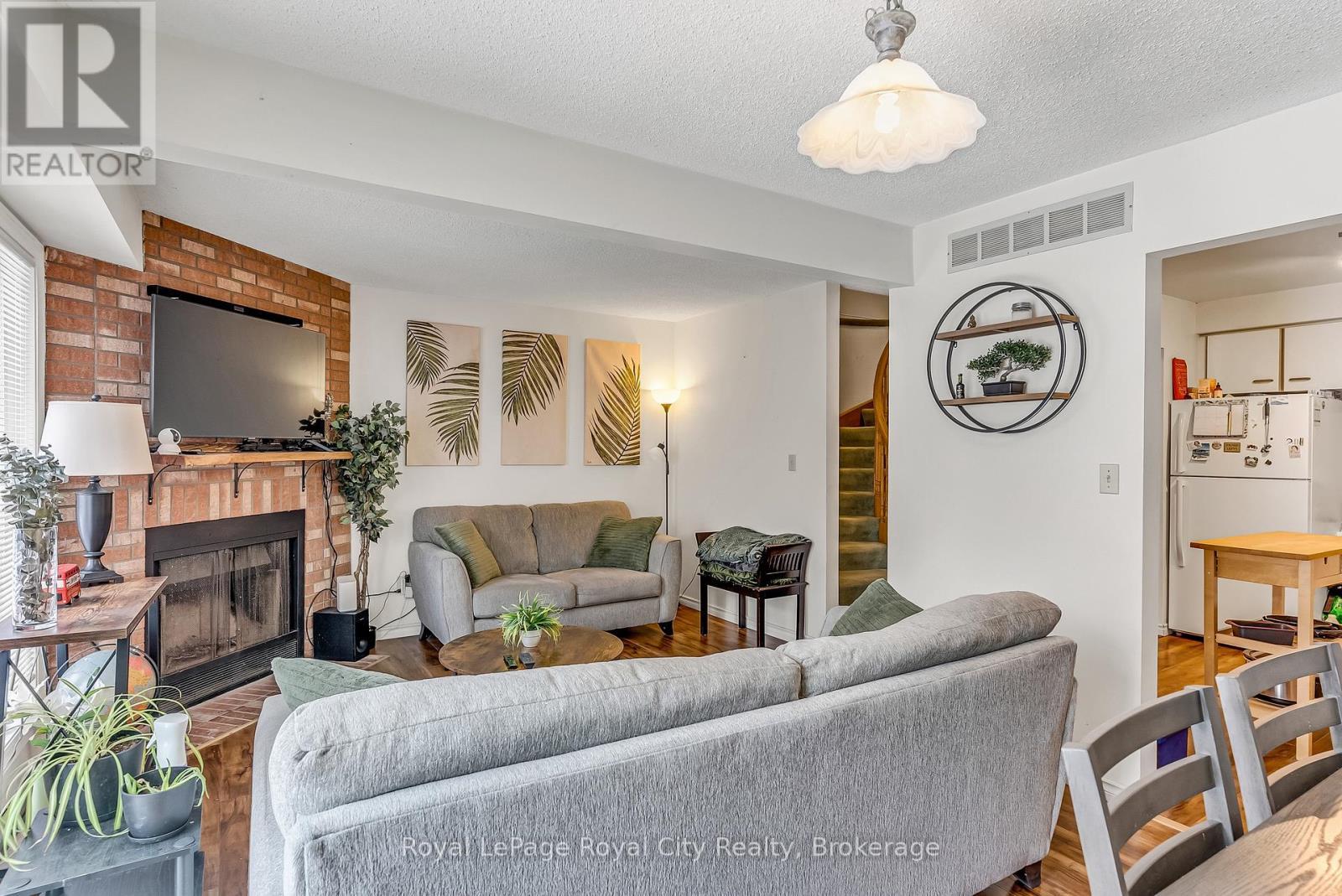 












44 - 302 COLLEGE AVENUE W

,
Guelph (Dovercliffe Park/Old University),




Ontario
N1G4T6

