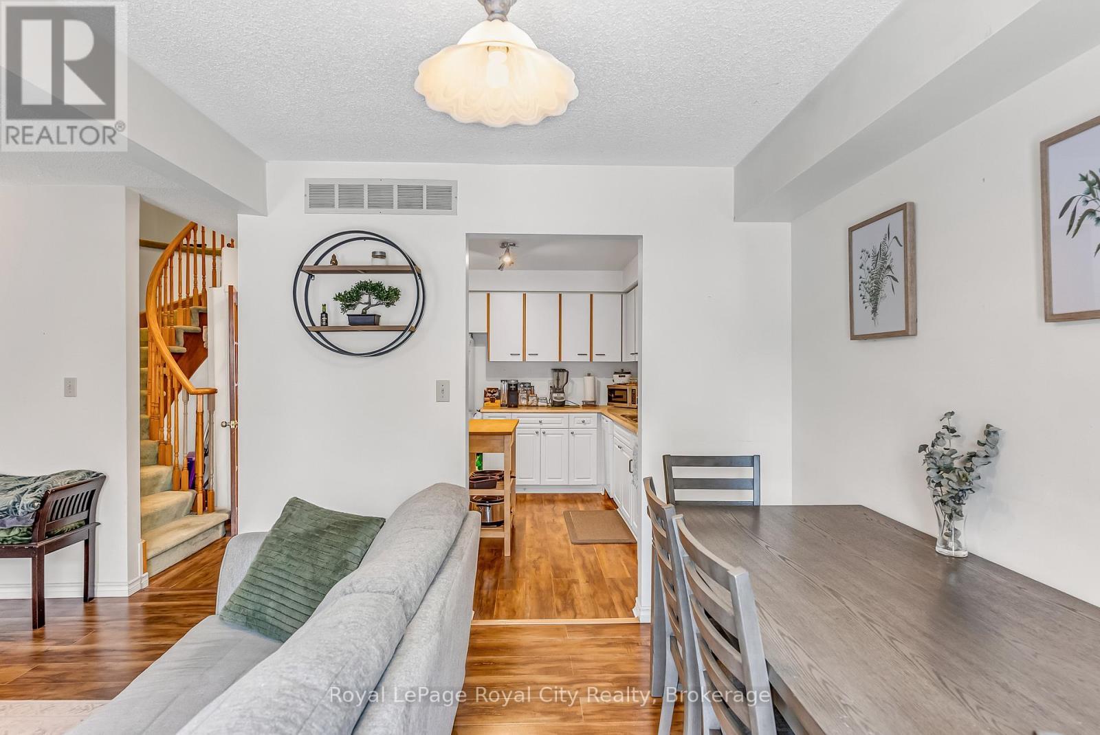 












44 - 302 COLLEGE AVENUE W

,
Guelph (Dovercliffe Park/Old University),




Ontario
N1G4T6

