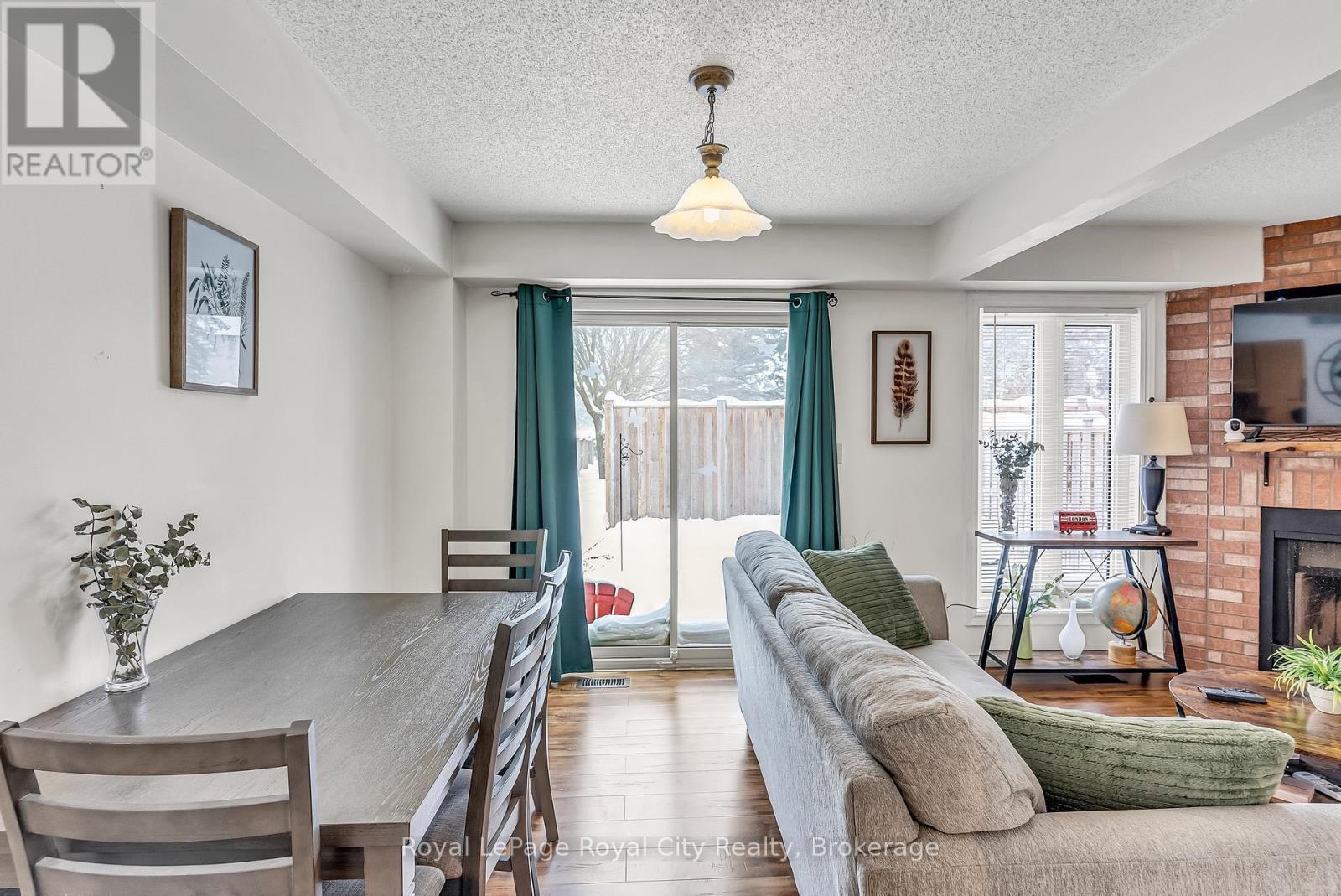 












44 - 302 COLLEGE AVENUE W

,
Guelph (Dovercliffe Park/Old University),




Ontario
N1G4T6

