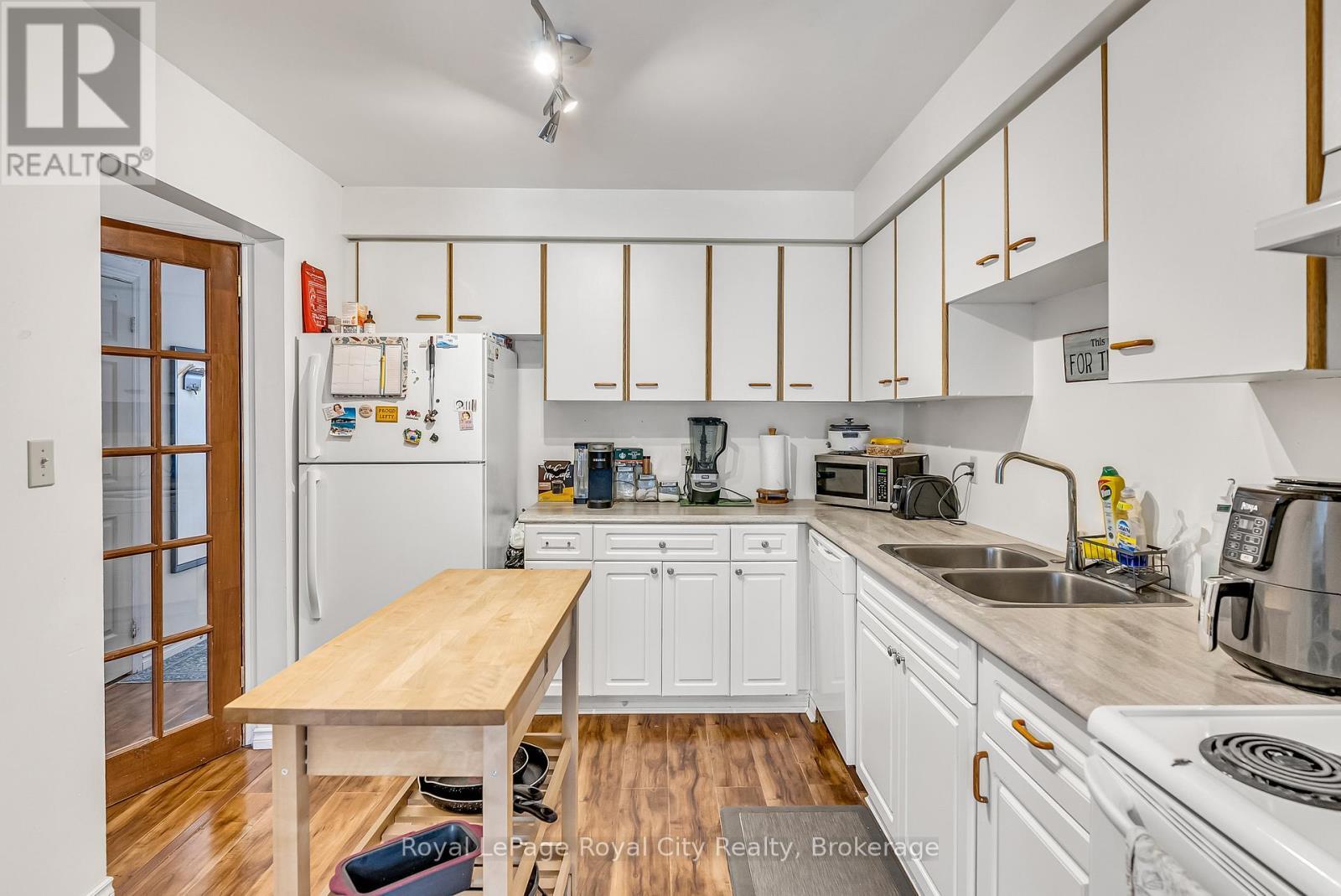 












44 - 302 COLLEGE AVENUE W

,
Guelph (Dovercliffe Park/Old University),




Ontario
N1G4T6

