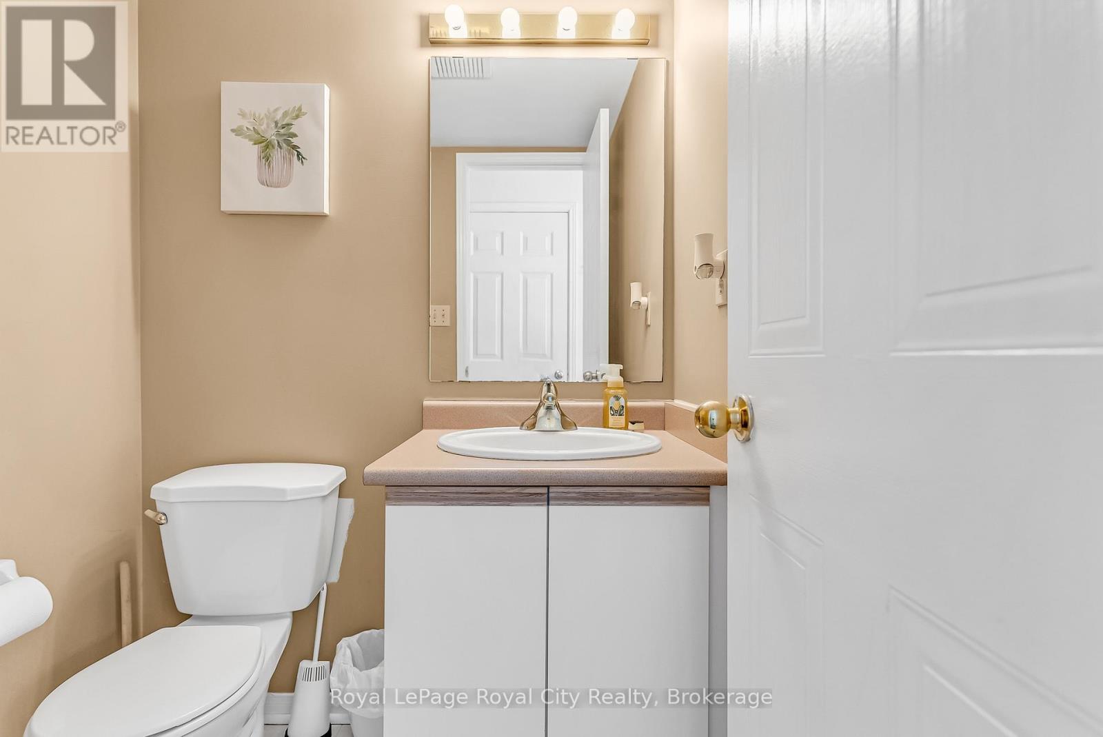 












44 - 302 COLLEGE AVENUE W

,
Guelph (Dovercliffe Park/Old University),




Ontario
N1G4T6

