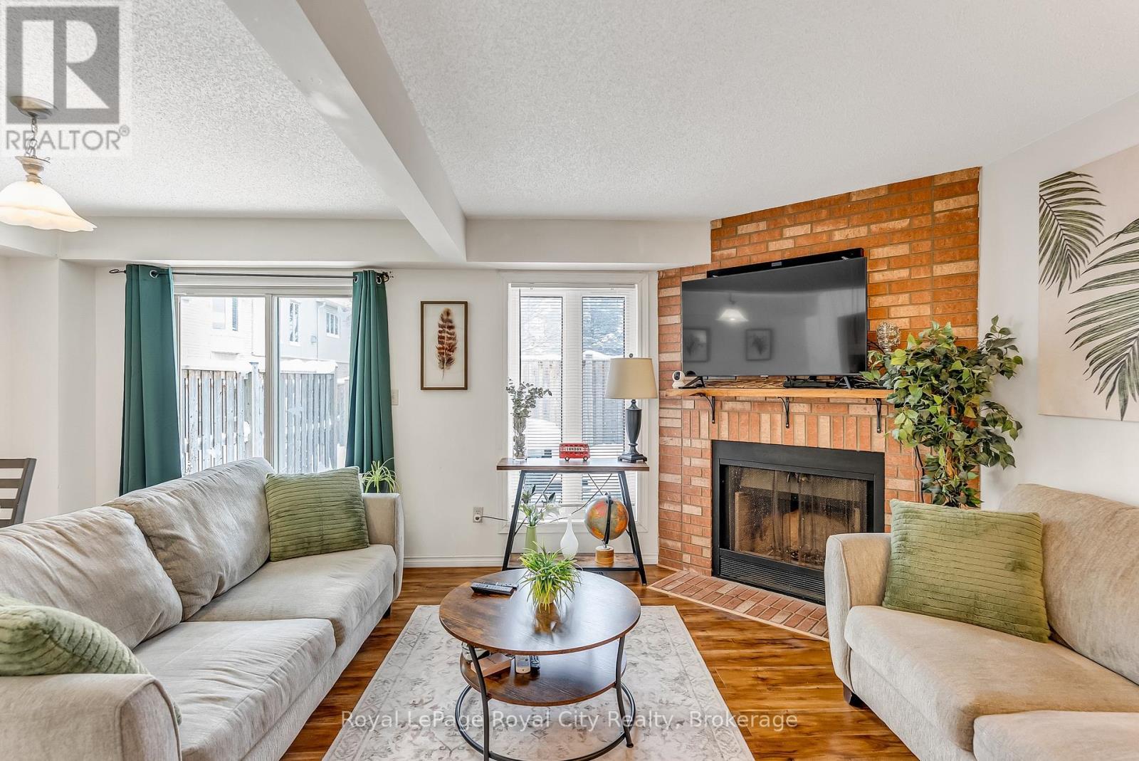 












44 - 302 COLLEGE AVENUE W

,
Guelph (Dovercliffe Park/Old University),




Ontario
N1G4T6

