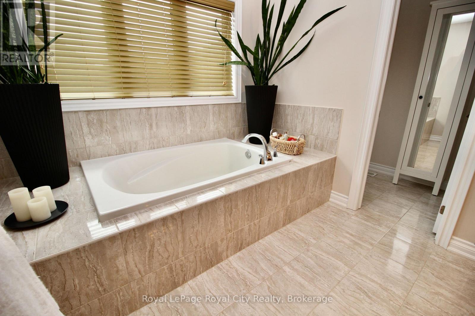 












39 DALMENY DRIVE

,
Brampton (Credit Valley),




Ontario
L6X2Y4

