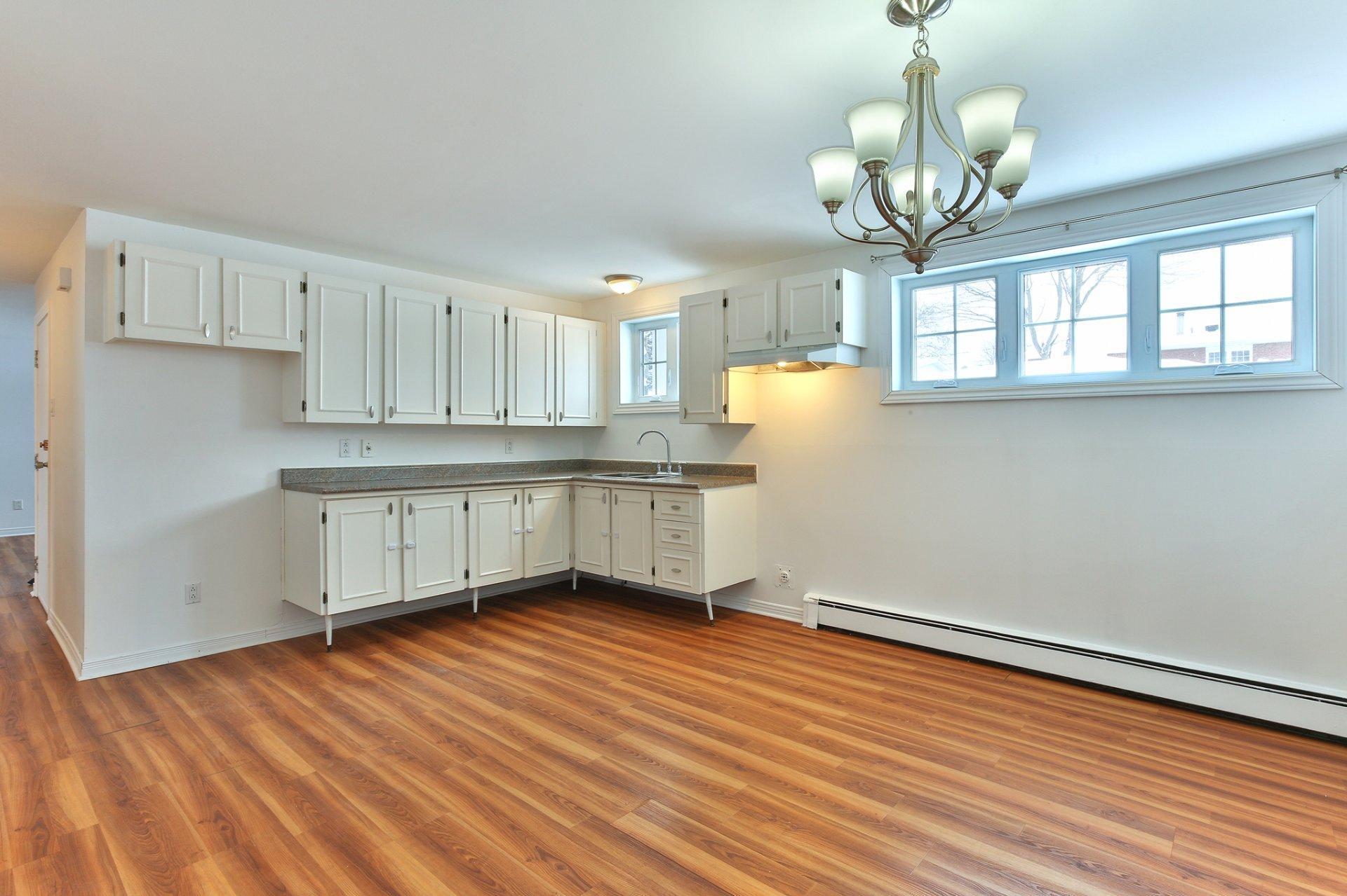 









196


Rue Cardinal

,
Saint-Jean-sur-Richelieu,




QC
J3B4A6

