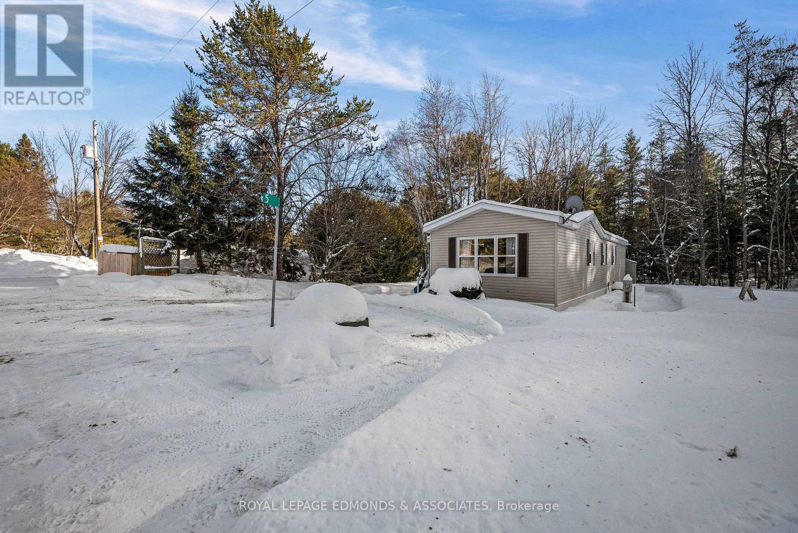 












5 HUNTER'S RUN LANE

,
Laurentian Hills,




Ontario
K0J1J0

