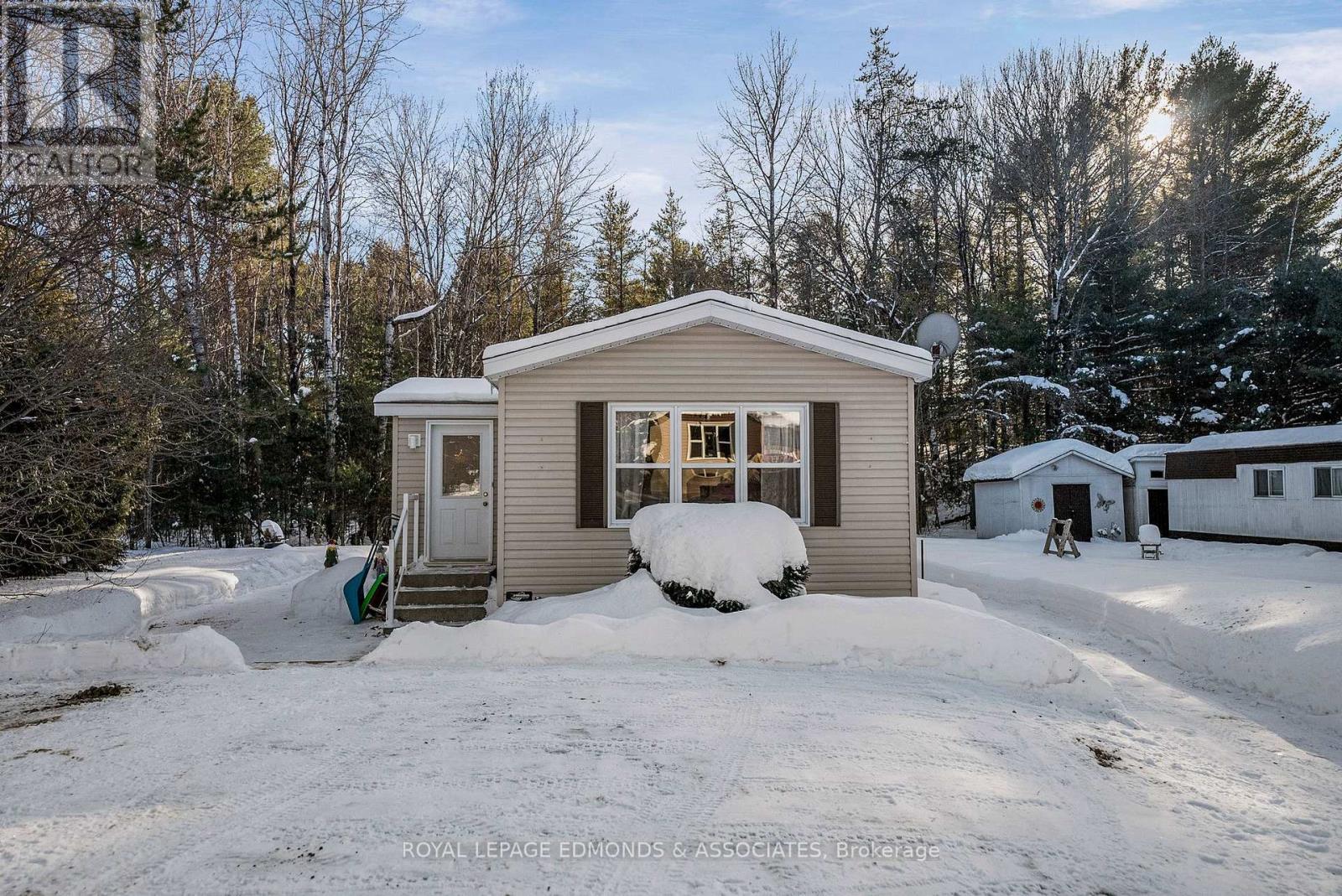 












5 HUNTER'S RUN LANE

,
Laurentian Hills,




Ontario
K0J1J0

