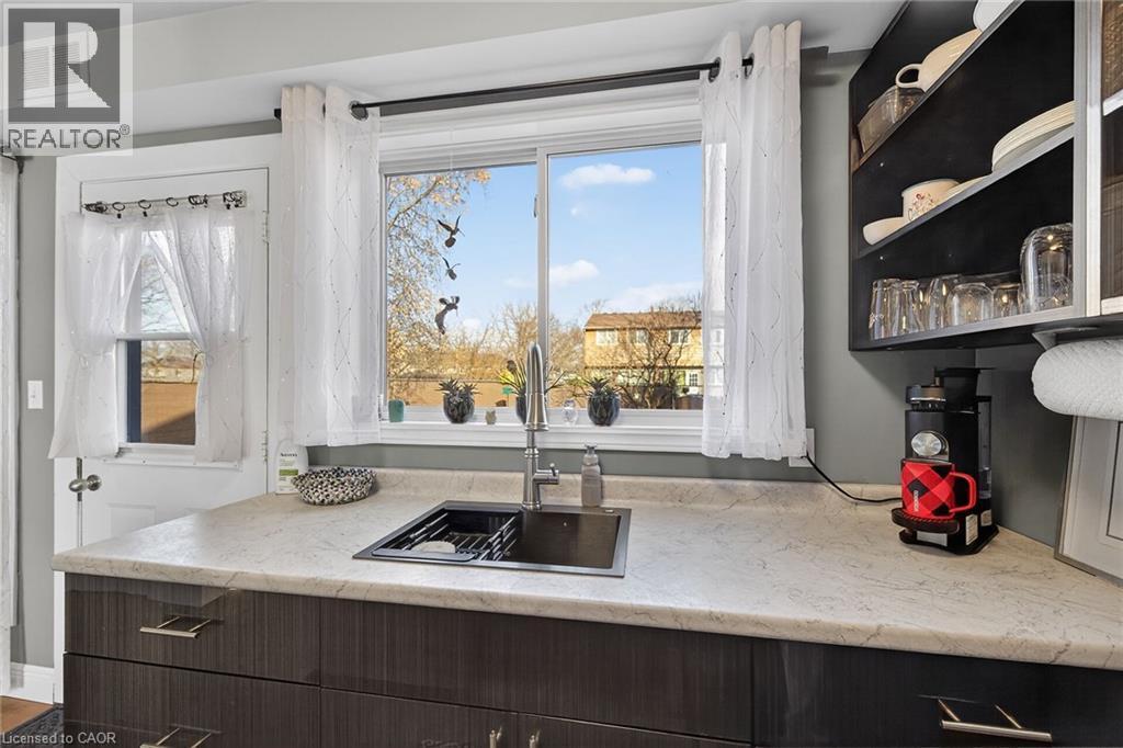 












527 MAIN Street E

,
Dunnville,




Ontario
N1A2Y5

