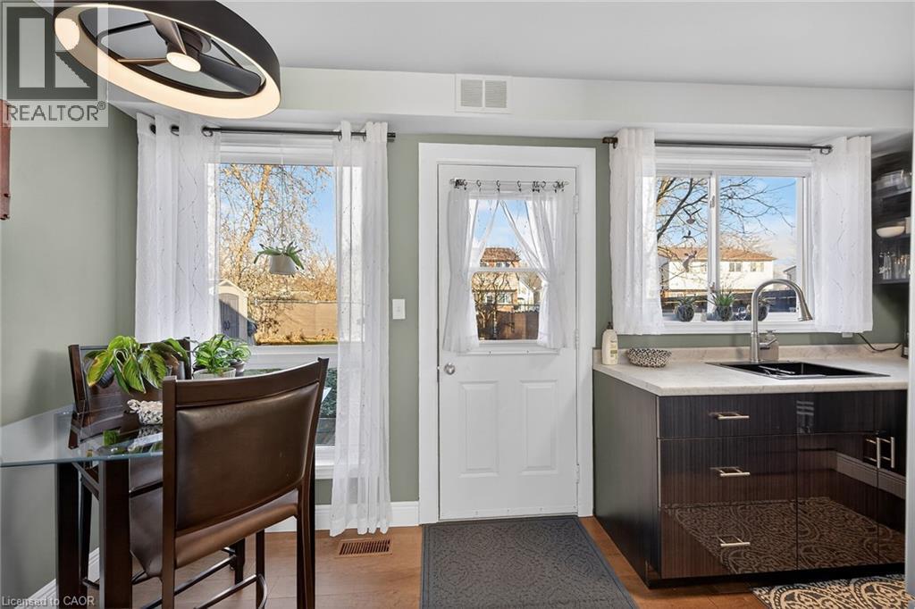 












527 MAIN Street E

,
Dunnville,




Ontario
N1A2Y5

