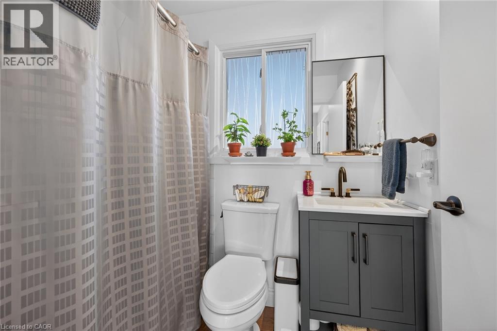 












527 MAIN Street E

,
Dunnville,




Ontario
N1A2Y5

