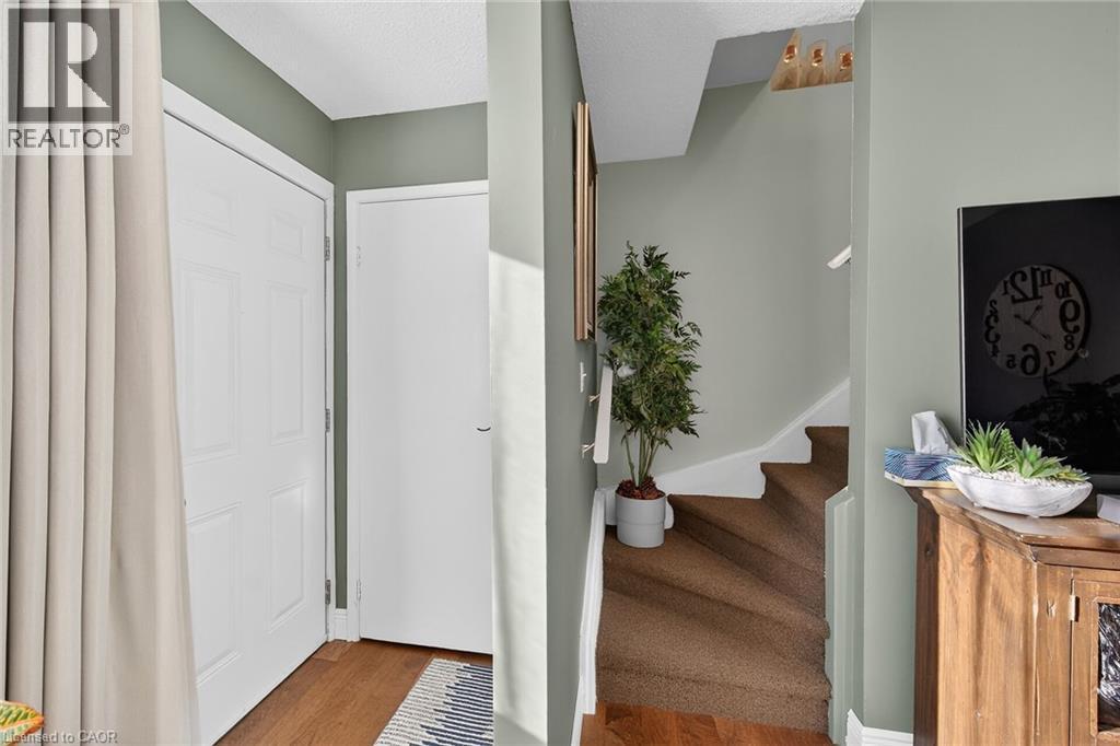 












527 MAIN Street E

,
Dunnville,




Ontario
N1A2Y5

