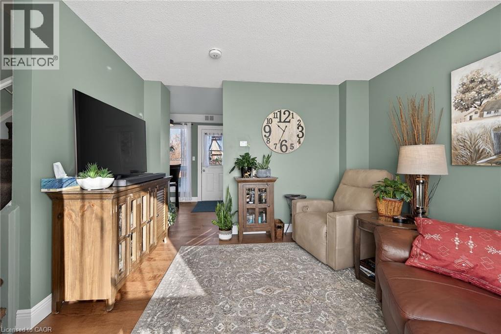 












527 MAIN Street E

,
Dunnville,




Ontario
N1A2Y5

