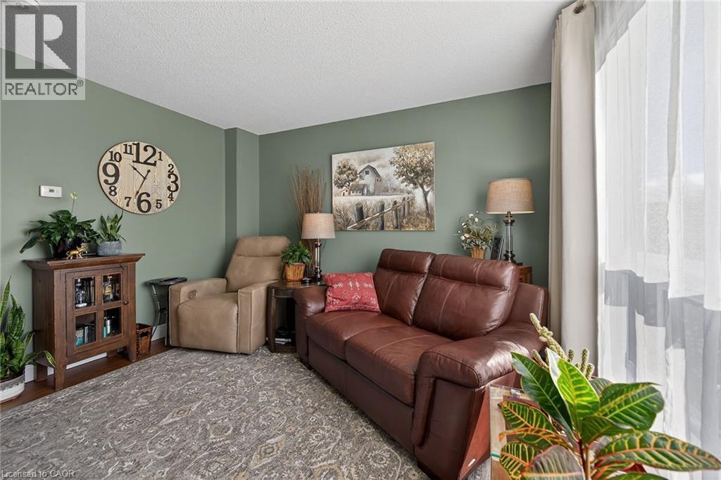 












527 MAIN Street E

,
Dunnville,




Ontario
N1A2Y5

