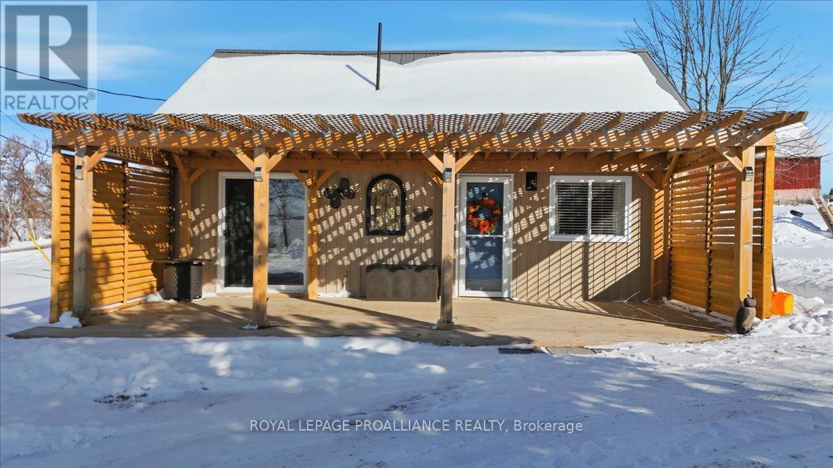 












880 NORTH BIG ISLAND ROAD

,
Prince Edward County (Sophiasburg Ward),




Ontario
K0K1W0

