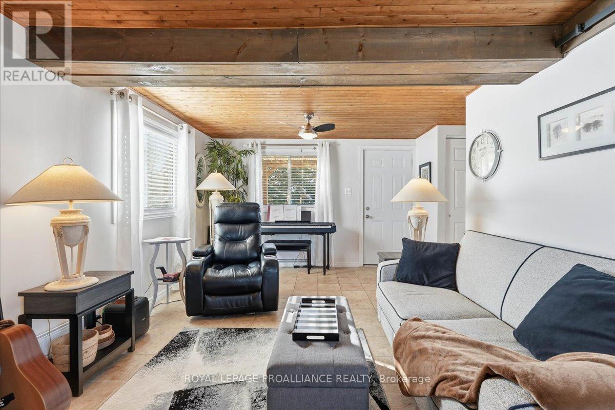 












880 NORTH BIG ISLAND ROAD

,
Prince Edward County (Sophiasburg Ward),




Ontario
K0K1W0

