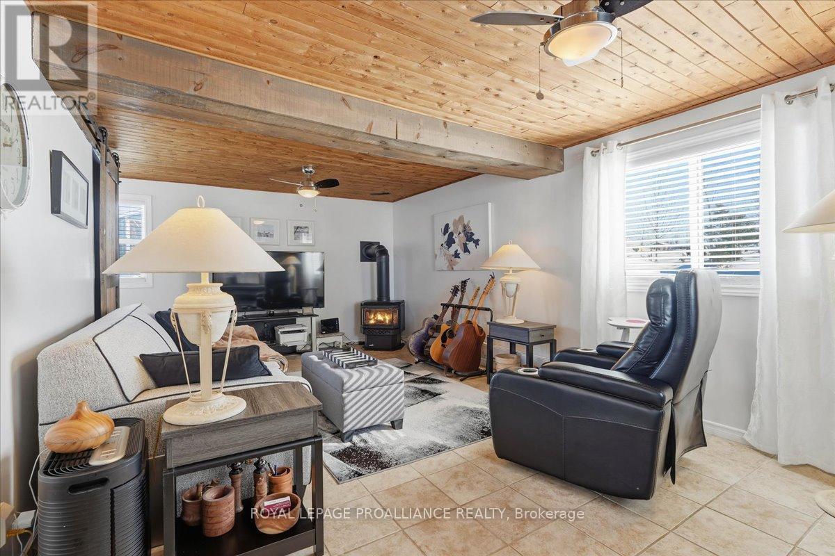 












880 NORTH BIG ISLAND ROAD

,
Prince Edward County (Sophiasburg Ward),




Ontario
K0K1W0

