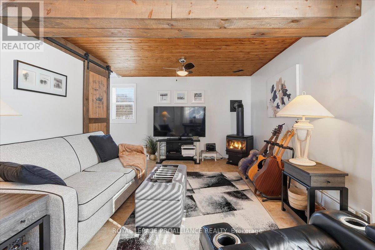 












880 NORTH BIG ISLAND ROAD

,
Prince Edward County (Sophiasburg Ward),




Ontario
K0K1W0

