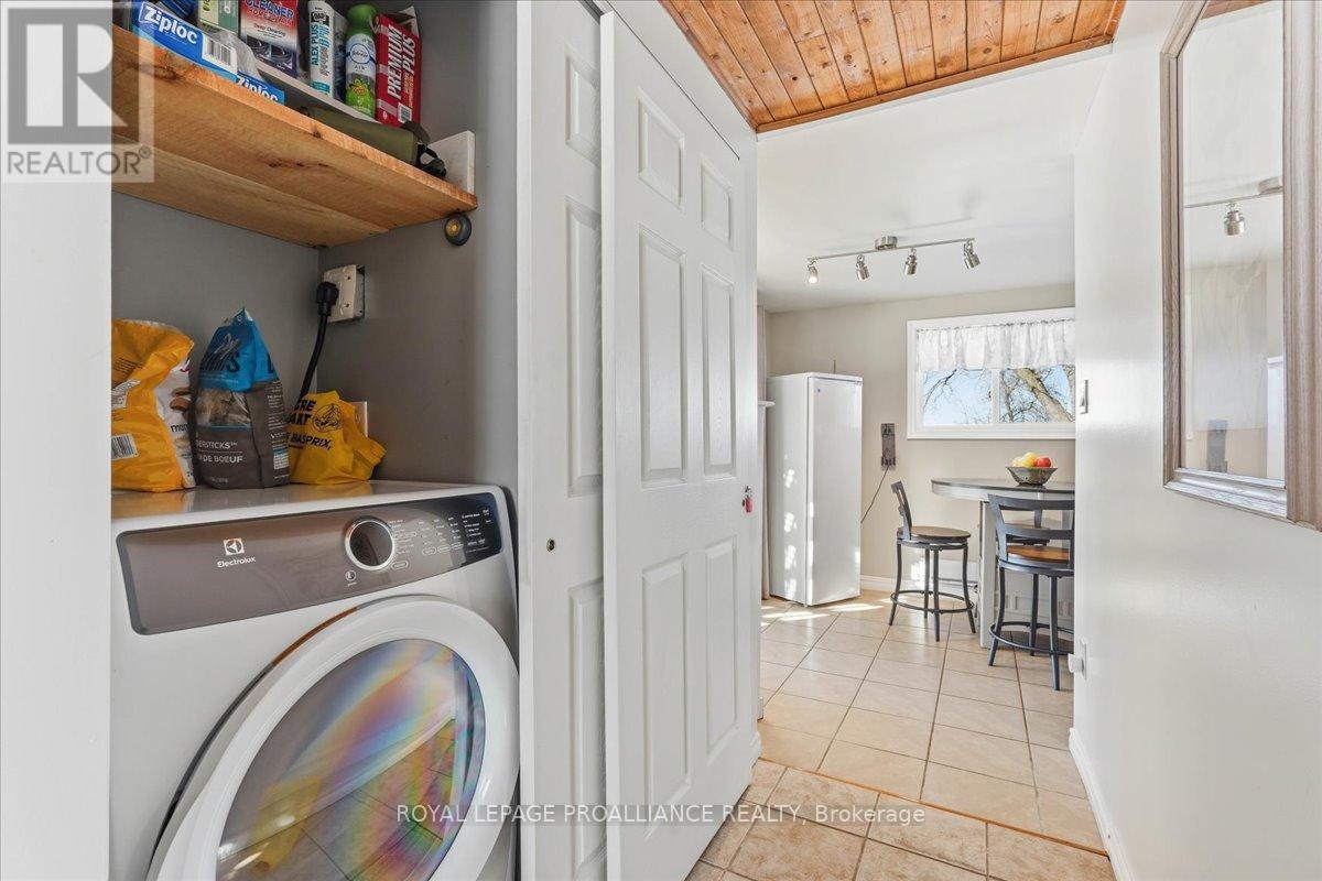 












880 NORTH BIG ISLAND ROAD

,
Prince Edward County (Sophiasburg Ward),




Ontario
K0K1W0

