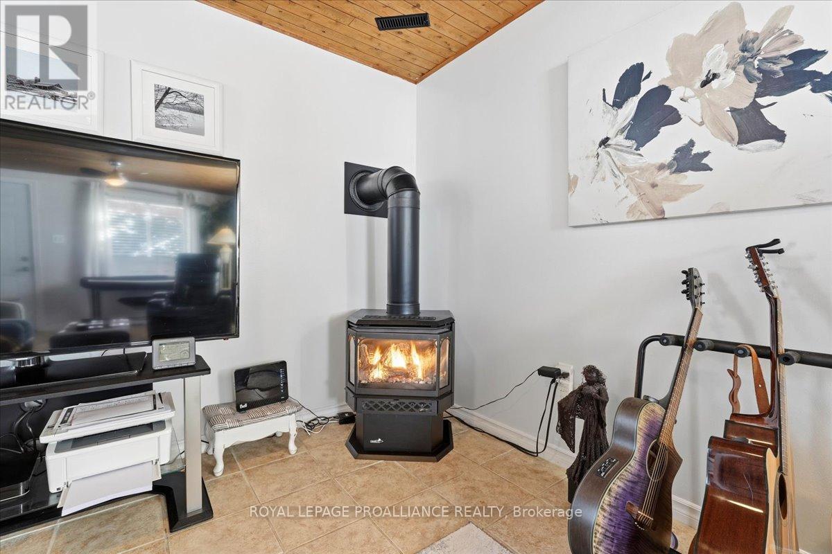 












880 NORTH BIG ISLAND ROAD

,
Prince Edward County (Sophiasburg Ward),




Ontario
K0K1W0

