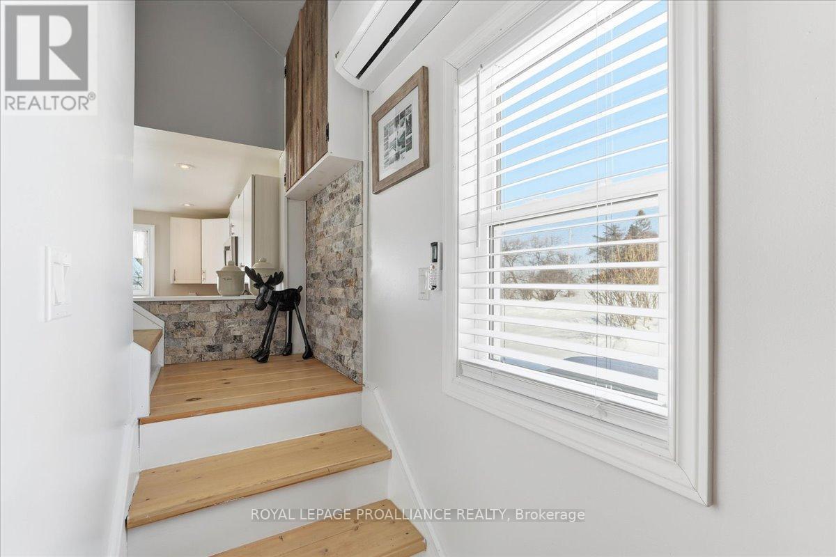 












880 NORTH BIG ISLAND ROAD

,
Prince Edward County (Sophiasburg Ward),




Ontario
K0K1W0

