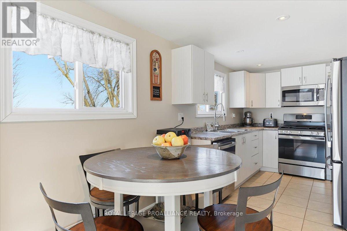 












880 NORTH BIG ISLAND ROAD

,
Prince Edward County (Sophiasburg Ward),




Ontario
K0K1W0

