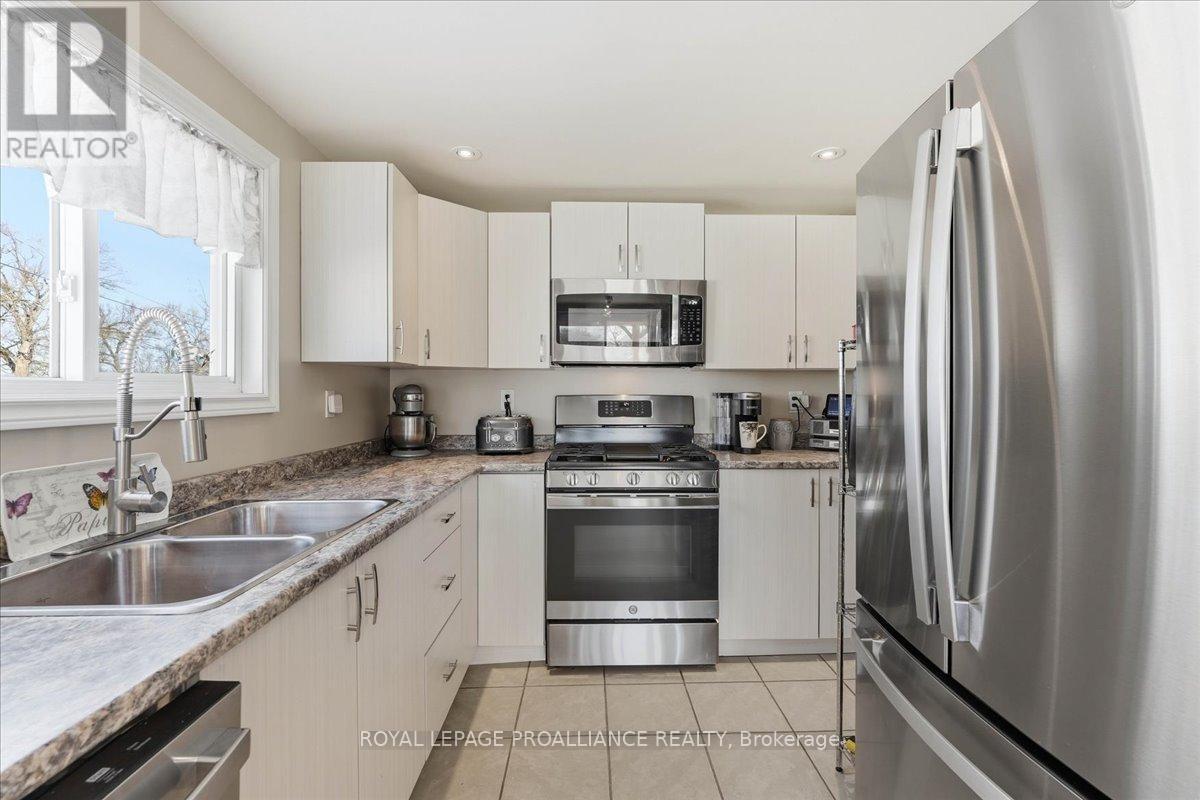 












880 NORTH BIG ISLAND ROAD

,
Prince Edward County (Sophiasburg Ward),




Ontario
K0K1W0

