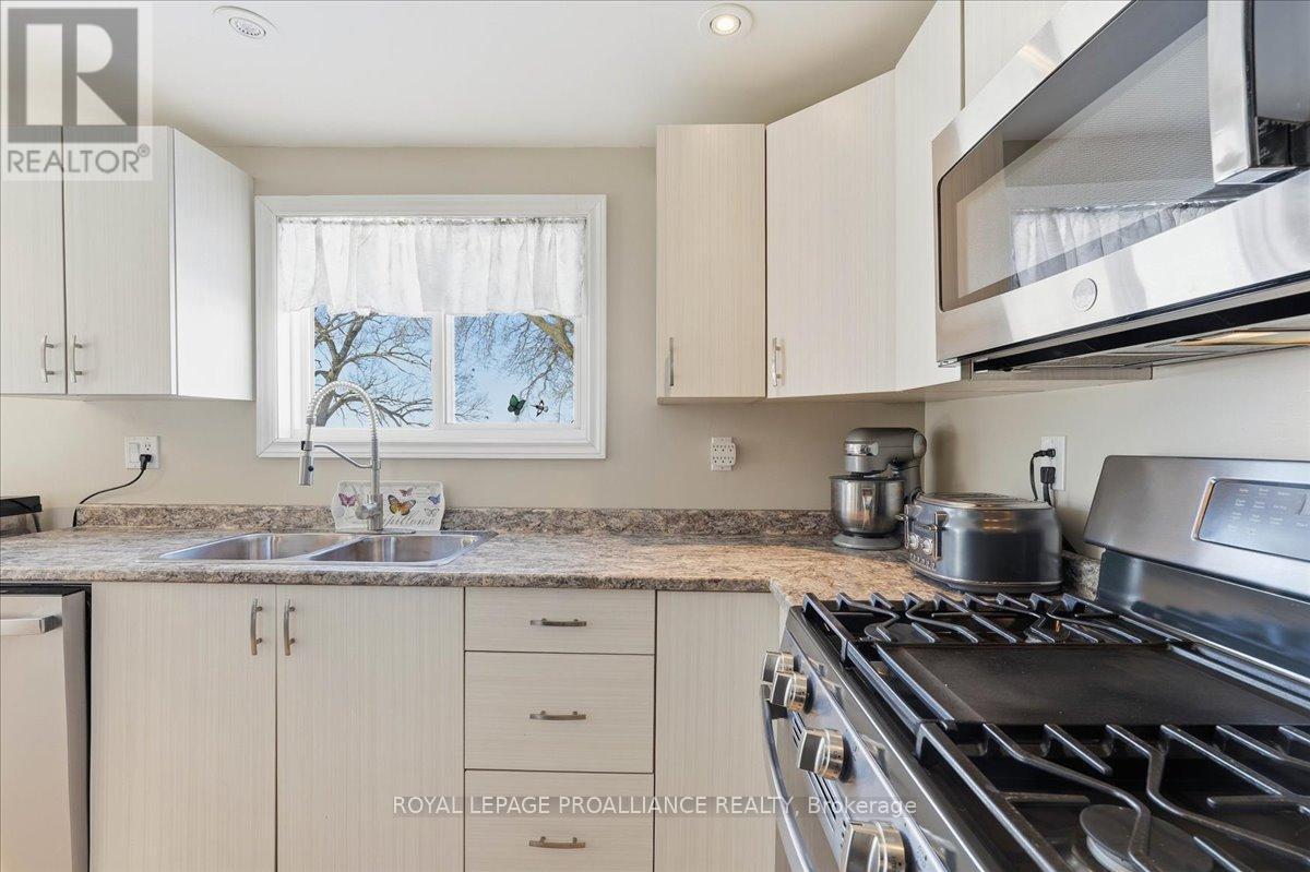 












880 NORTH BIG ISLAND ROAD

,
Prince Edward County (Sophiasburg Ward),




Ontario
K0K1W0

