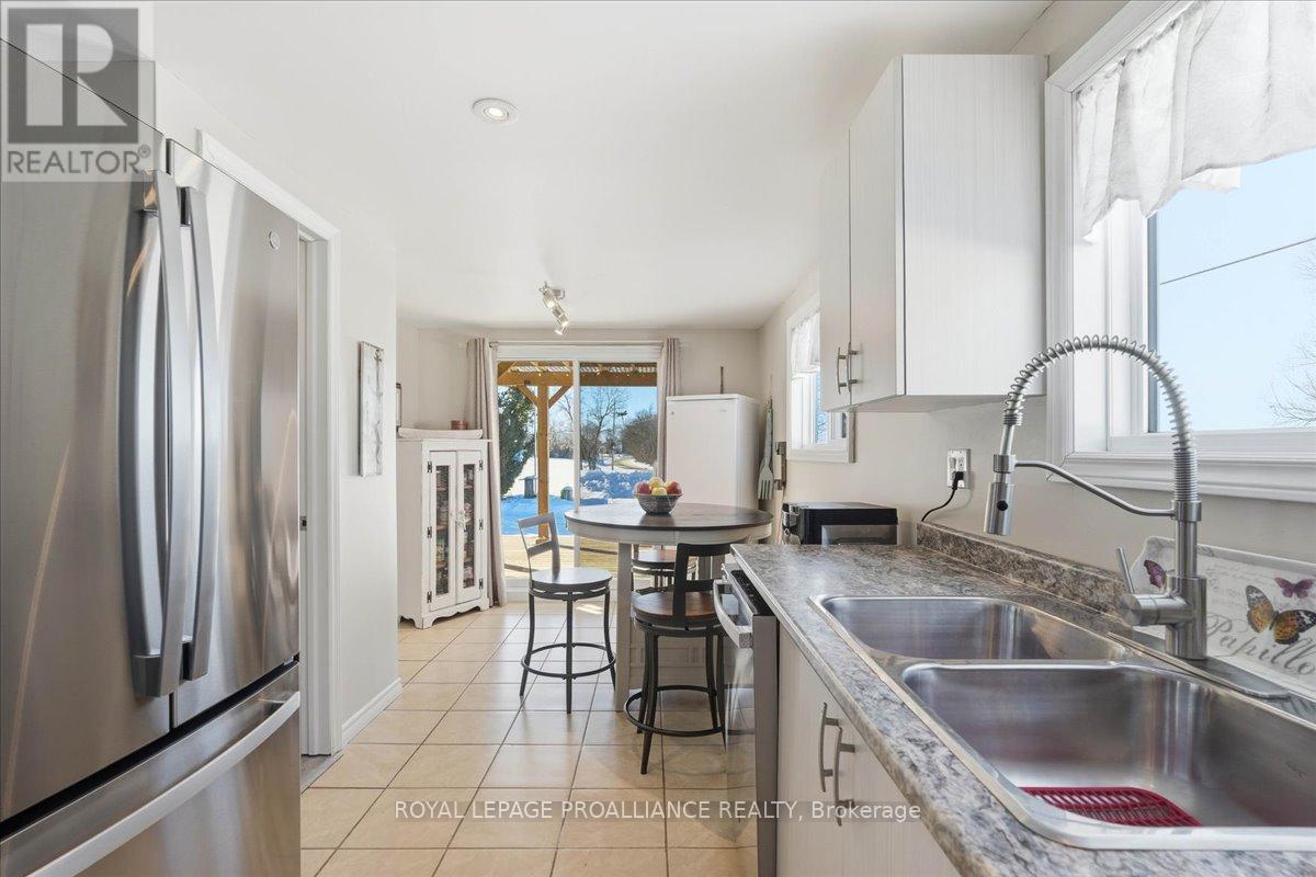 












880 NORTH BIG ISLAND ROAD

,
Prince Edward County (Sophiasburg Ward),




Ontario
K0K1W0

