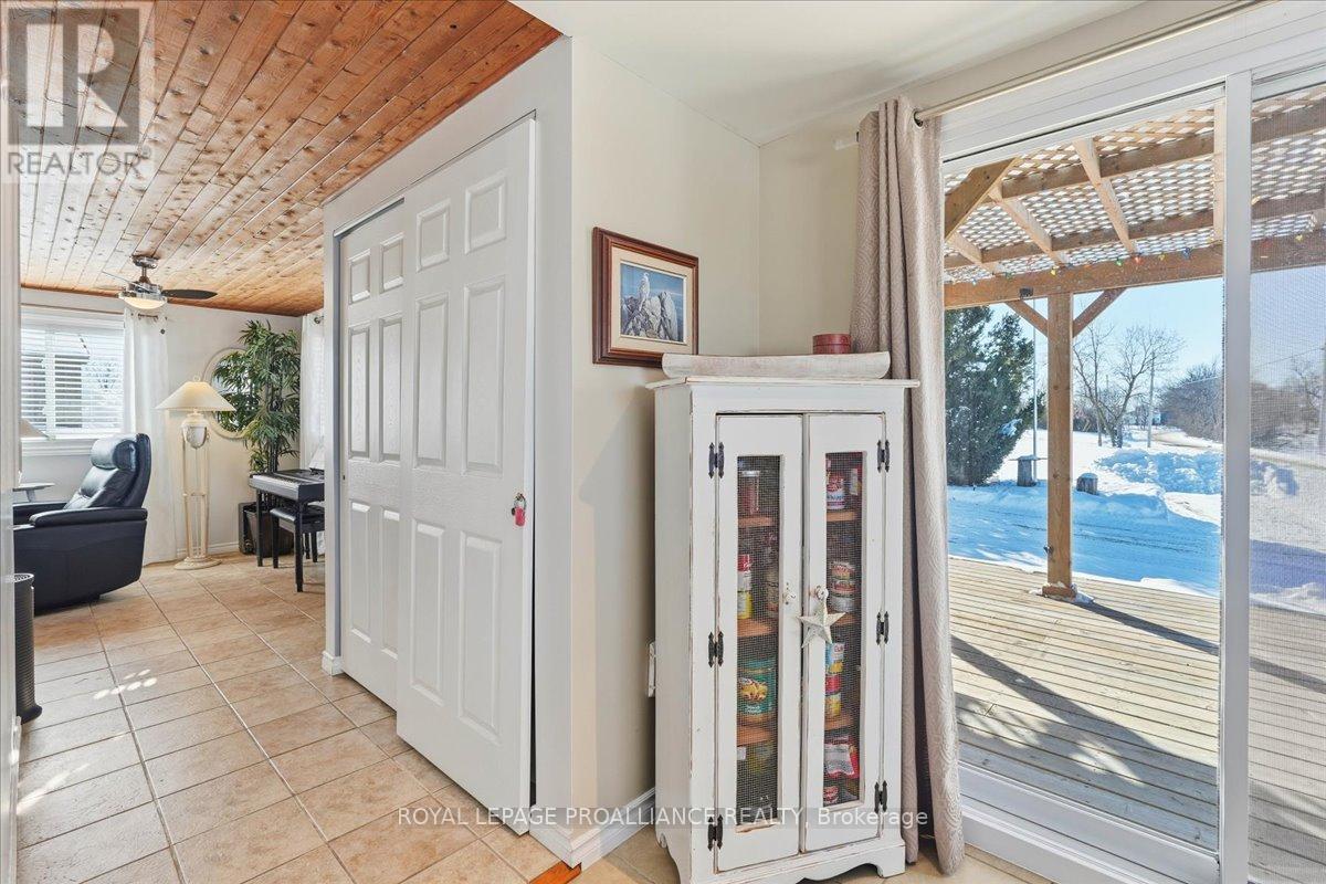 












880 NORTH BIG ISLAND ROAD

,
Prince Edward County (Sophiasburg Ward),




Ontario
K0K1W0

