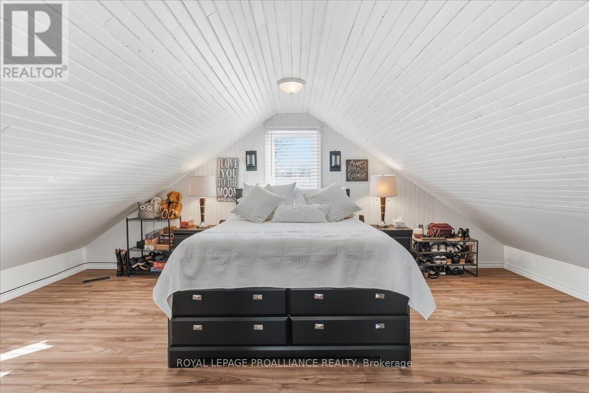 












880 NORTH BIG ISLAND ROAD

,
Prince Edward County (Sophiasburg Ward),




Ontario
K0K1W0

