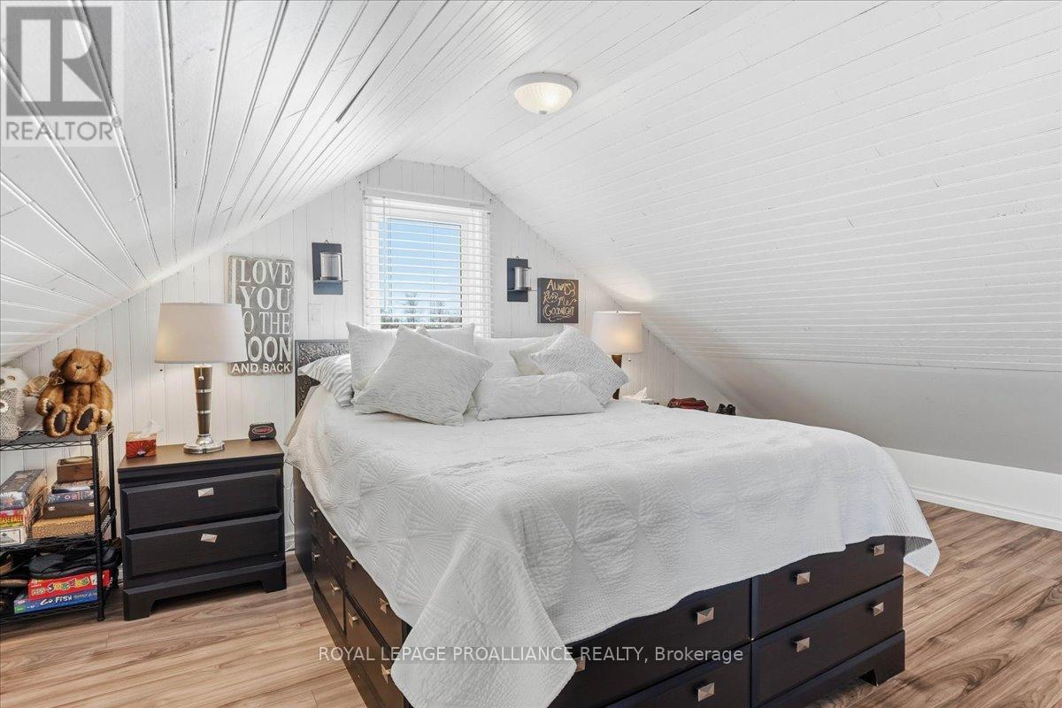 












880 NORTH BIG ISLAND ROAD

,
Prince Edward County (Sophiasburg Ward),




Ontario
K0K1W0

