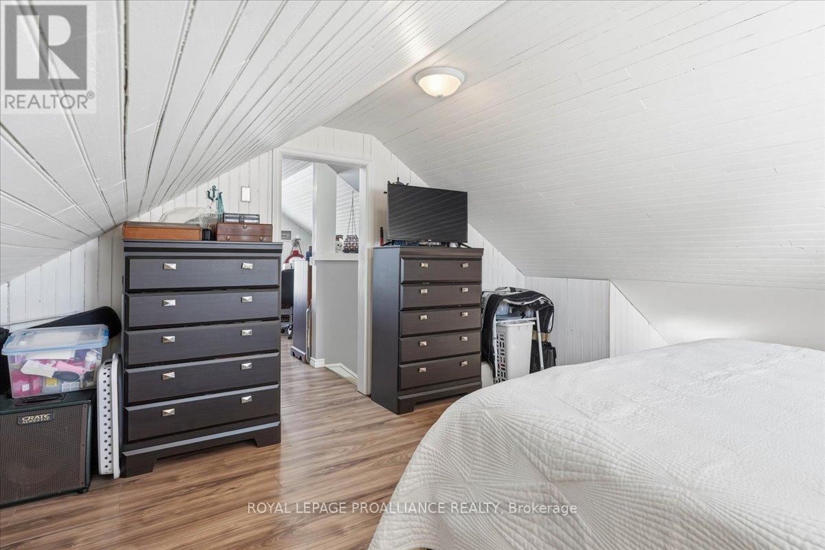 












880 NORTH BIG ISLAND ROAD

,
Prince Edward County (Sophiasburg Ward),




Ontario
K0K1W0

