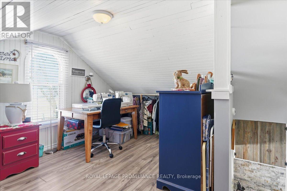 












880 NORTH BIG ISLAND ROAD

,
Prince Edward County (Sophiasburg Ward),




Ontario
K0K1W0

