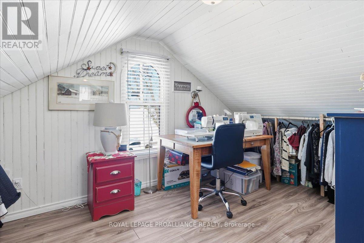 












880 NORTH BIG ISLAND ROAD

,
Prince Edward County (Sophiasburg Ward),




Ontario
K0K1W0

