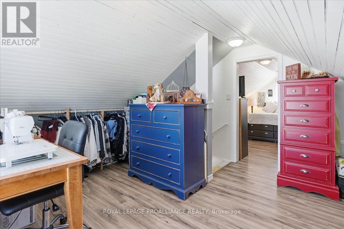 












880 NORTH BIG ISLAND ROAD

,
Prince Edward County (Sophiasburg Ward),




Ontario
K0K1W0

