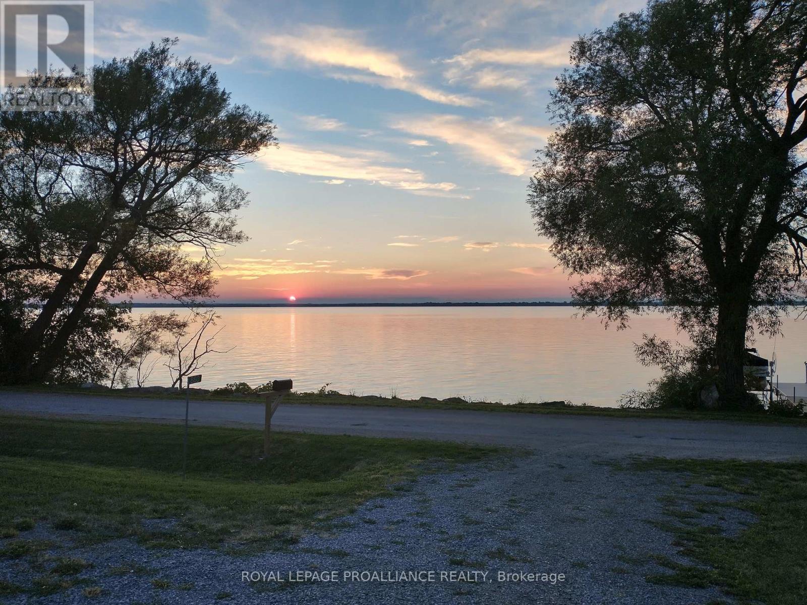 












880 NORTH BIG ISLAND ROAD

,
Prince Edward County (Sophiasburg Ward),




Ontario
K0K1W0

