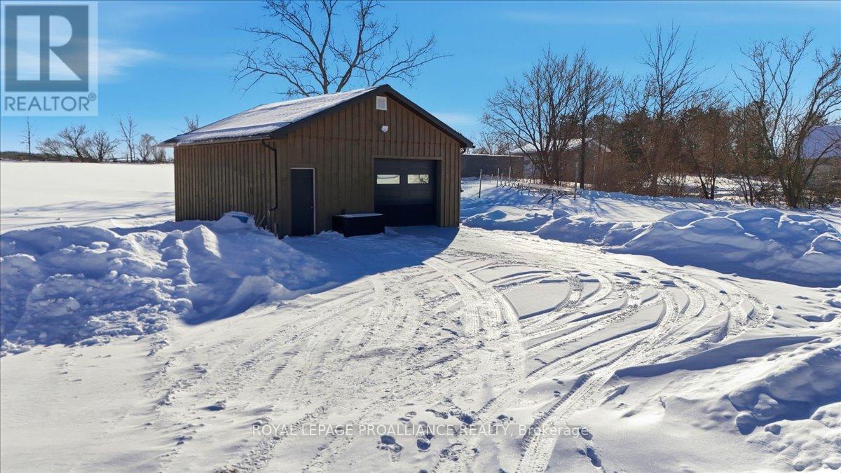 












880 NORTH BIG ISLAND ROAD

,
Prince Edward County (Sophiasburg Ward),




Ontario
K0K1W0

