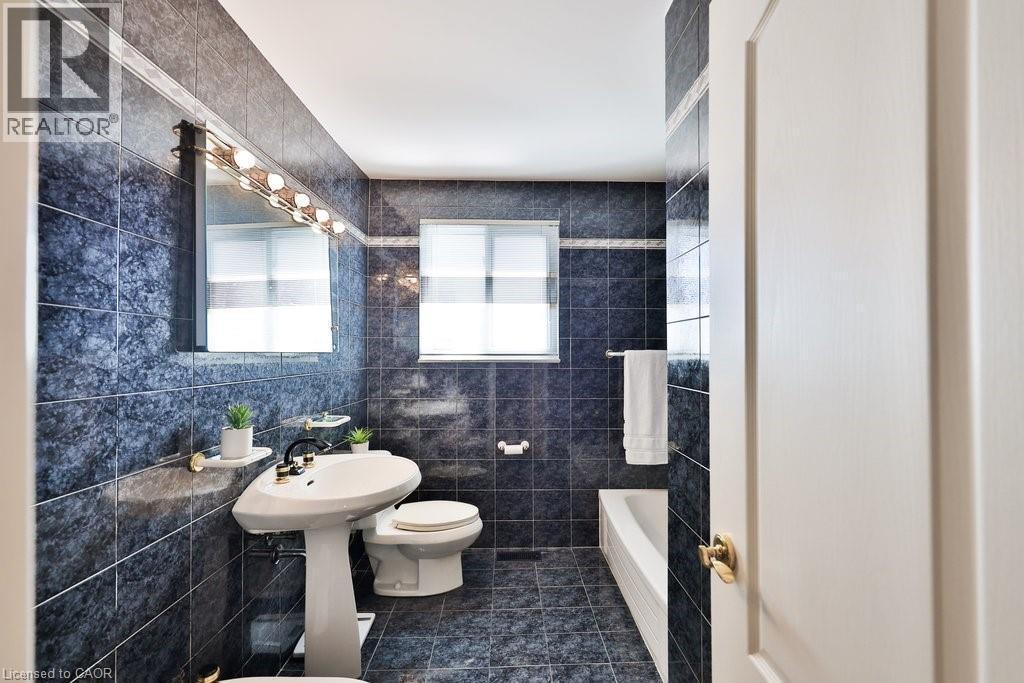 












7 ROSEGLEN Crescent

,
Toronto,




Ontario
M3N1G7

