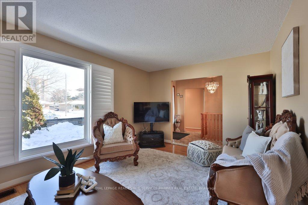 












7 ROSEGLEN CRESCENT

,
Toronto,




Ontario
M3N1G7

