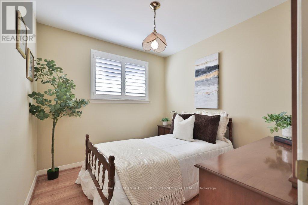 












7 ROSEGLEN CRESCENT

,
Toronto,




Ontario
M3N1G7

