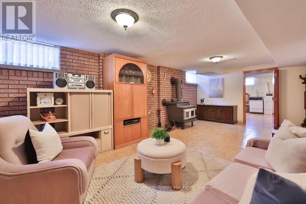 












7 ROSEGLEN CRESCENT

,
Toronto,




Ontario
M3N1G7

