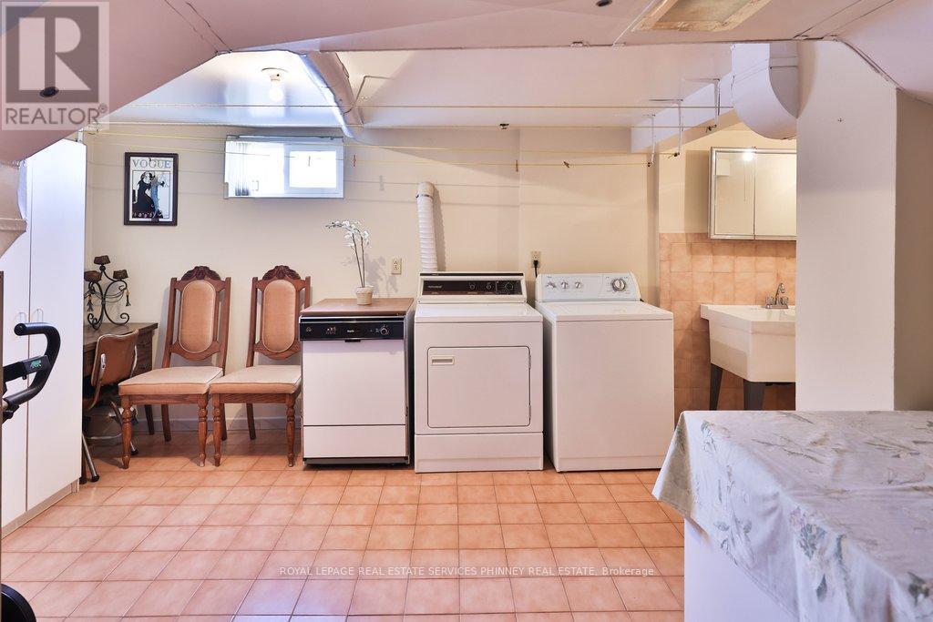 












7 ROSEGLEN CRESCENT

,
Toronto,




Ontario
M3N1G7

