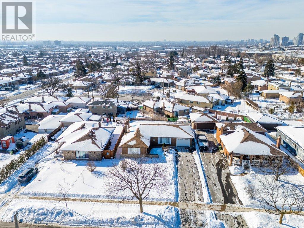 












7 ROSEGLEN CRESCENT

,
Toronto,




Ontario
M3N1G7

