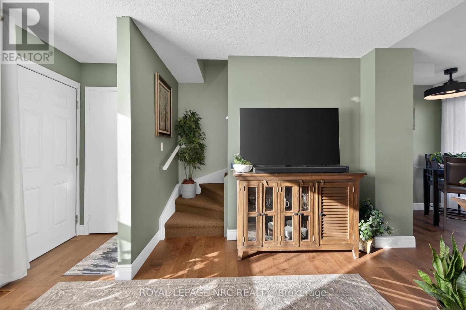 












527 MAIN STREET E

,
Haldimand,




Ontario
N1A2Y5

