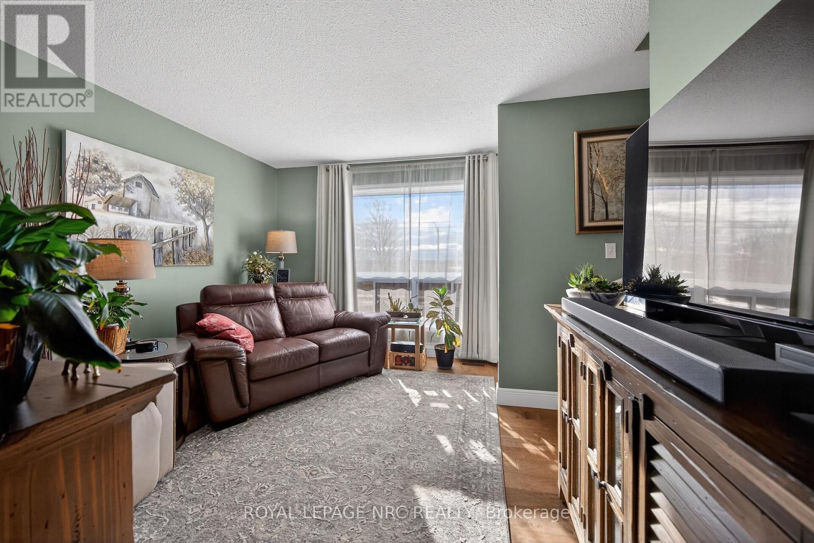 












527 MAIN STREET E

,
Haldimand,




Ontario
N1A2Y5

