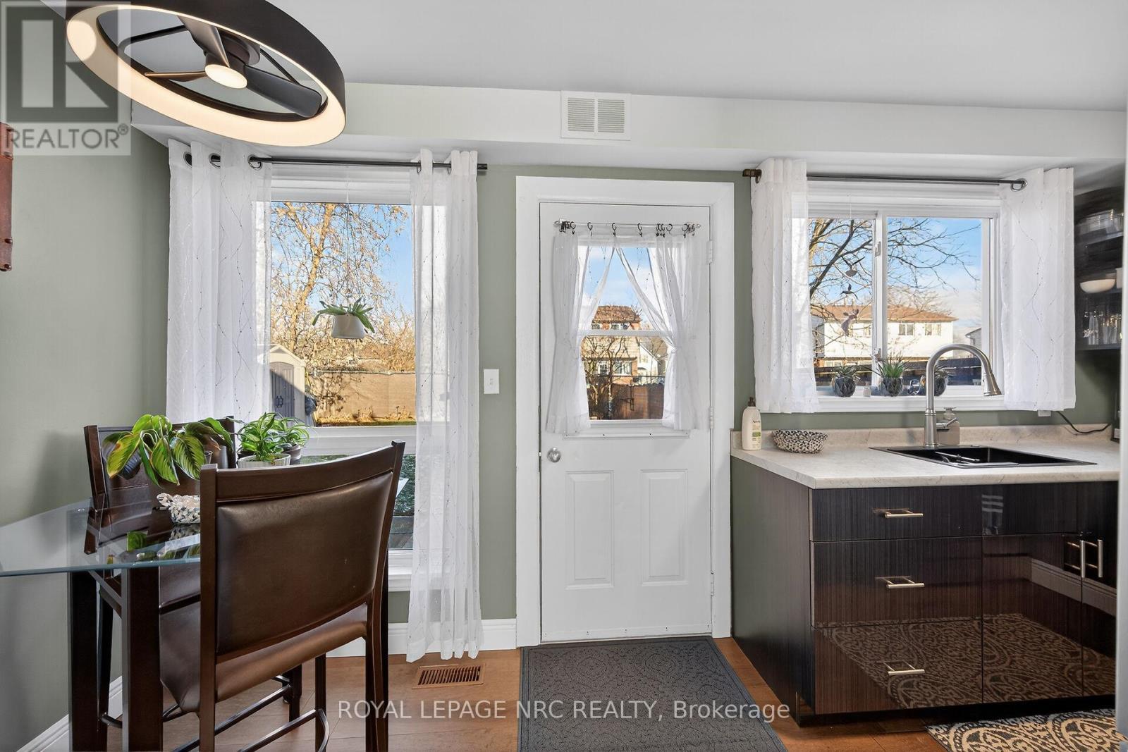 












527 MAIN STREET E

,
Haldimand,




Ontario
N1A2Y5

