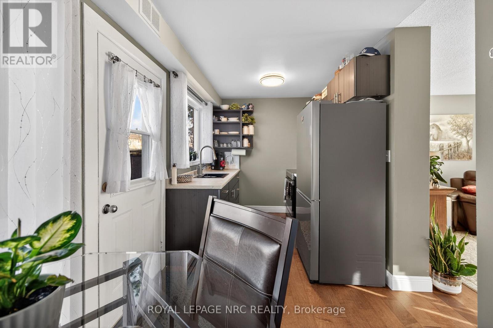 












527 MAIN STREET E

,
Haldimand,




Ontario
N1A2Y5

