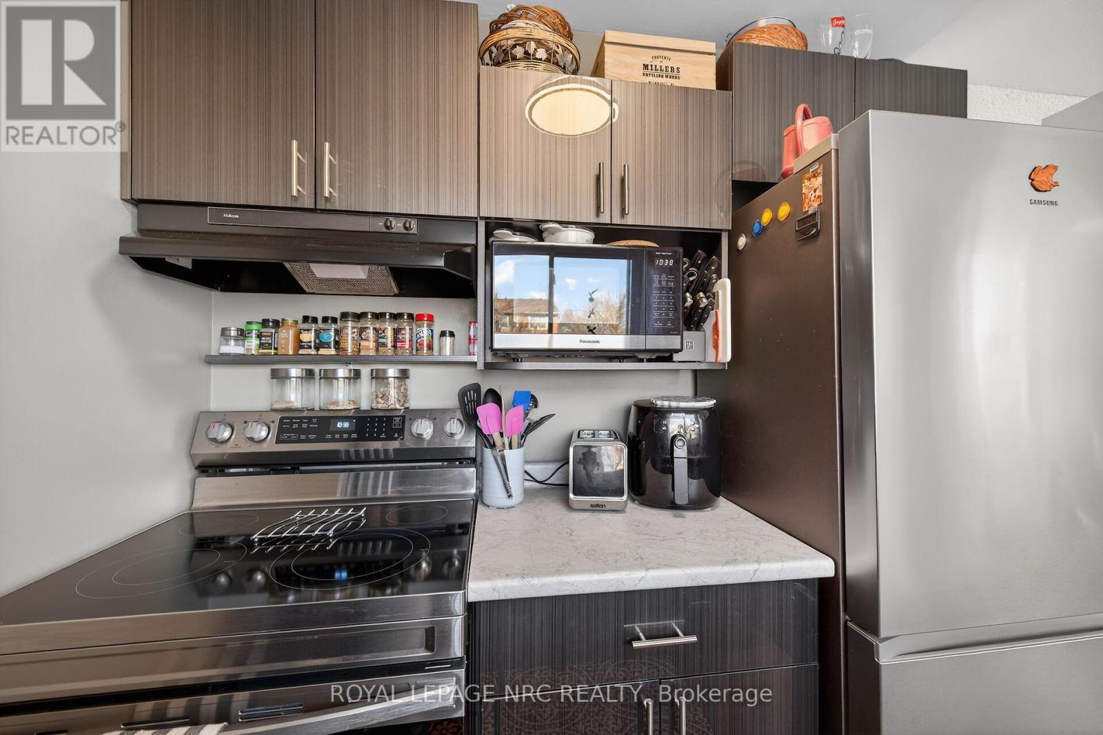 












527 MAIN STREET E

,
Haldimand,




Ontario
N1A2Y5

