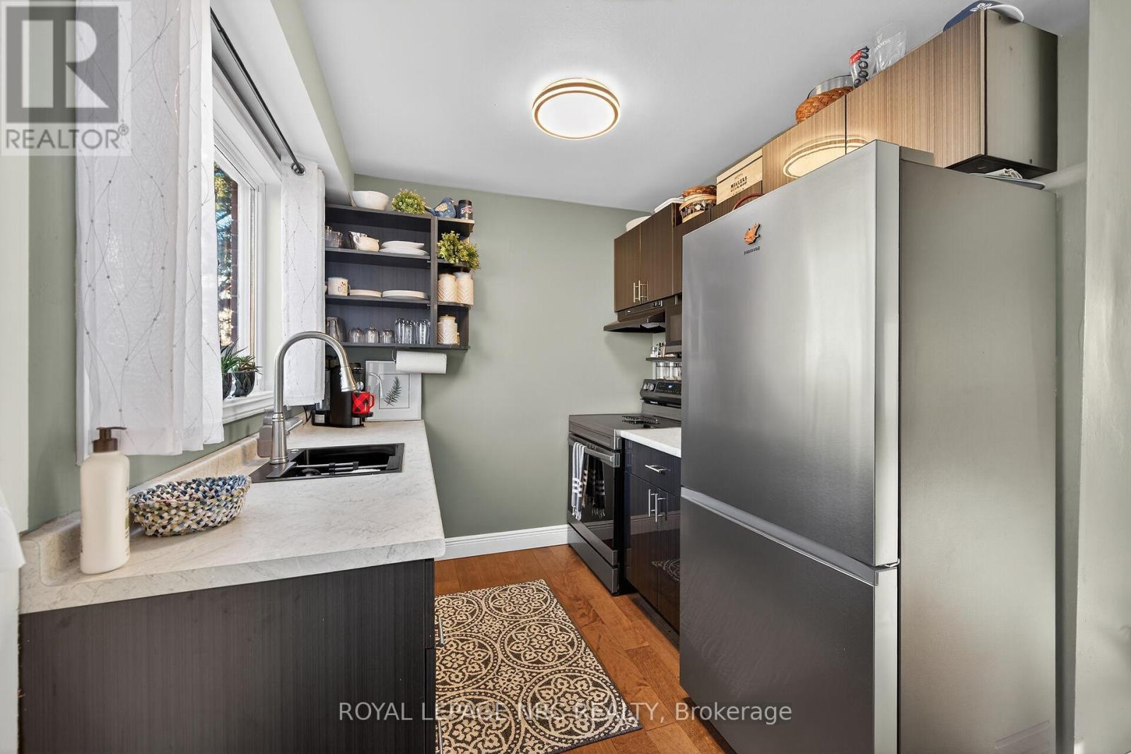 












527 MAIN STREET E

,
Haldimand,




Ontario
N1A2Y5

